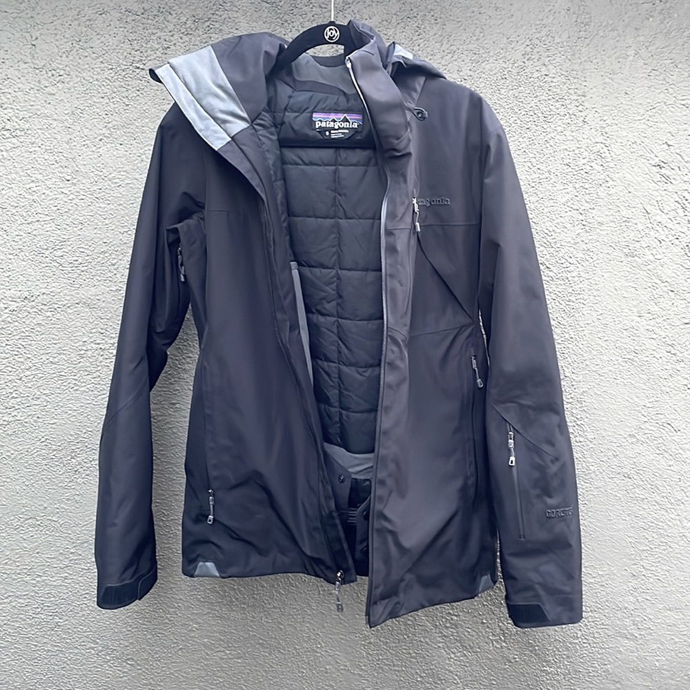 Patagonia men’s insulated size small snow jacket with snow bib